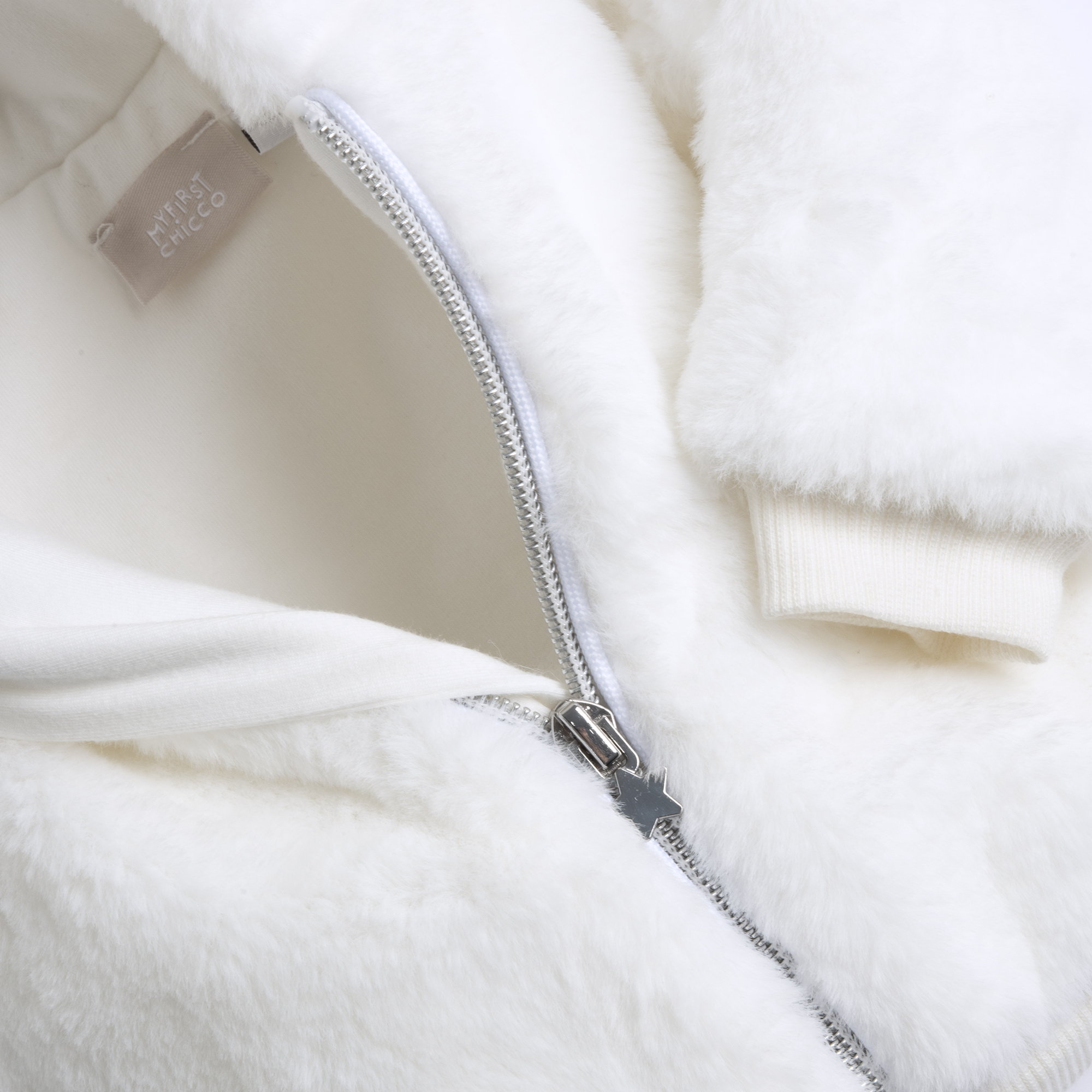 Chicco Unisex Dětský chlupatý zimní kabátek s kapucí a kožíškem bílý